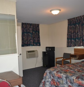 Basic Room, 1 Queen Bed, Non Smoking