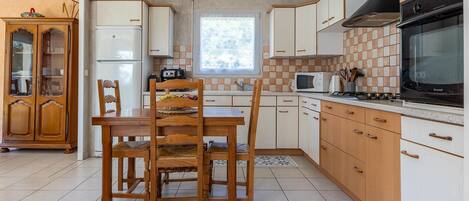 Refrigerador, microondas, horno, cafetera/tetera