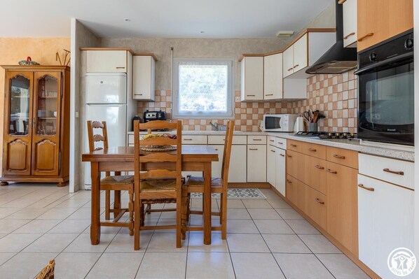 Fridge, microwave, oven, coffee/tea maker