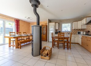 Coffee/tea maker, fridge, microwave, oven - Gîte des Côtes - TAUVES - Gîte (TAUVES)