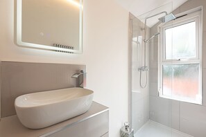 House | 2 bedrooms - Wisteria Way - From 200 Per Night (Virginia Water)
