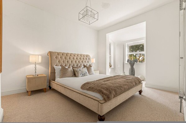 House | 2 bedrooms - Wisteria Way - From 200 Per Night (Virginia Water)