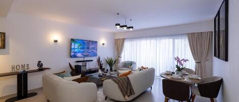 Una televisión, una chimenea