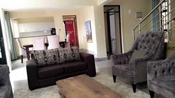 Villa familiar, vistas al jardín | Zona de estar | Smart TV de 32 pulgadas con canales digitales