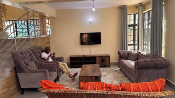 Villa familiar, vistas al jardín | Zona de estar | Smart TV de 32 pulgadas con canales digitales