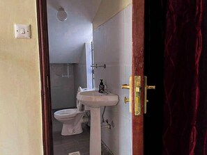 Family Villa, Garden View | Bathroom | Shower, free toiletries, slippers, towels