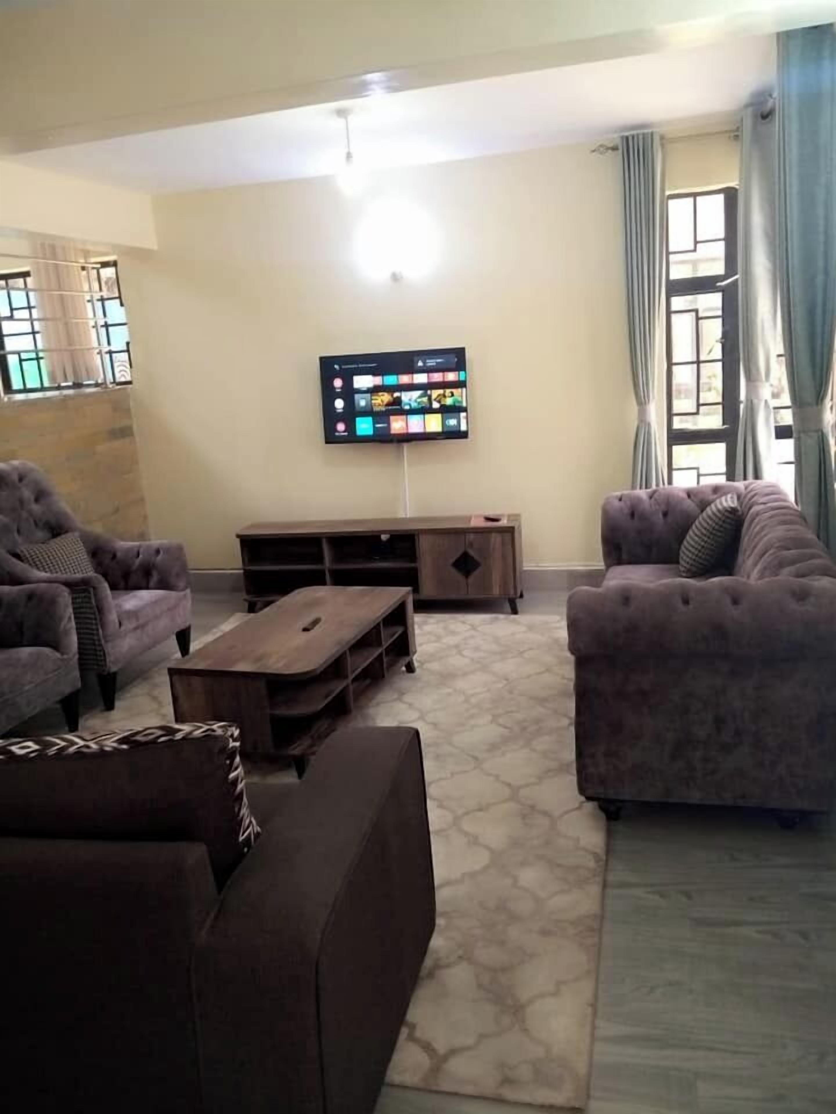 Villa familiar, vista al jardín | Área de sala de estar | Smart TV de 32 pulgadas con canales digitales 