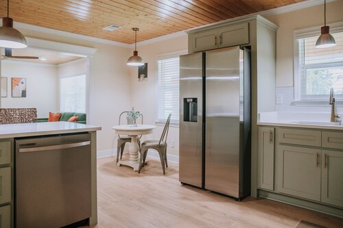 The Beachcomber B - 2 bedroom in Golf Cart District near beaches and downtown!!