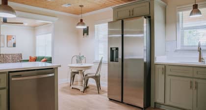 The Beachcomber B - 2 bedroom in Golf Cart District near beaches and downtown!!