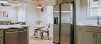 The Beachcomber B - 2 bedroom in Golf Cart District near beaches and downtown!!