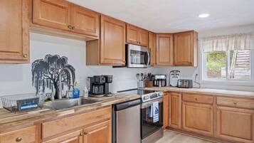 Kühlschrank, Herdplatte, Geschirrspüler, Toaster