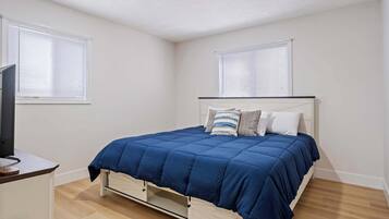 3 bedrooms, iron/ironing board, WiFi, bed sheets