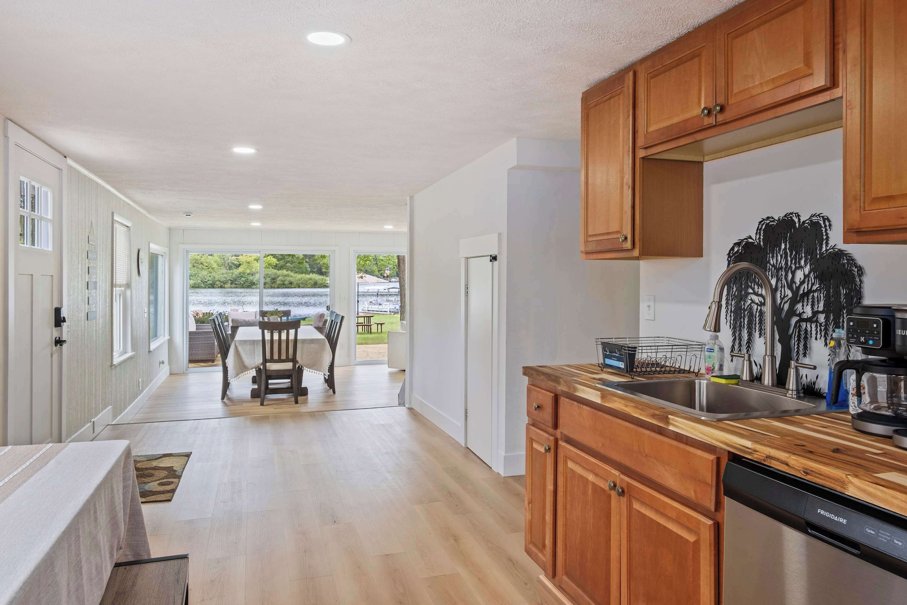 Fridge, stovetop, dishwasher, toaster