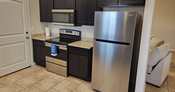 Microondas, horno, parrilla de estufa y lavavajillas 