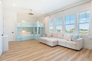 5 bedrooms, iron/ironing board, WiFi, bed sheets