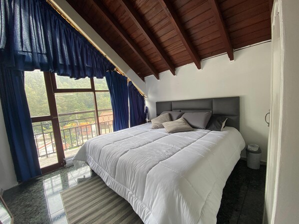 3 bedrooms, iron/ironing board, internet, bed sheets - Vista & Relax House a few kilometers from the historic center of Quito. (Quito)