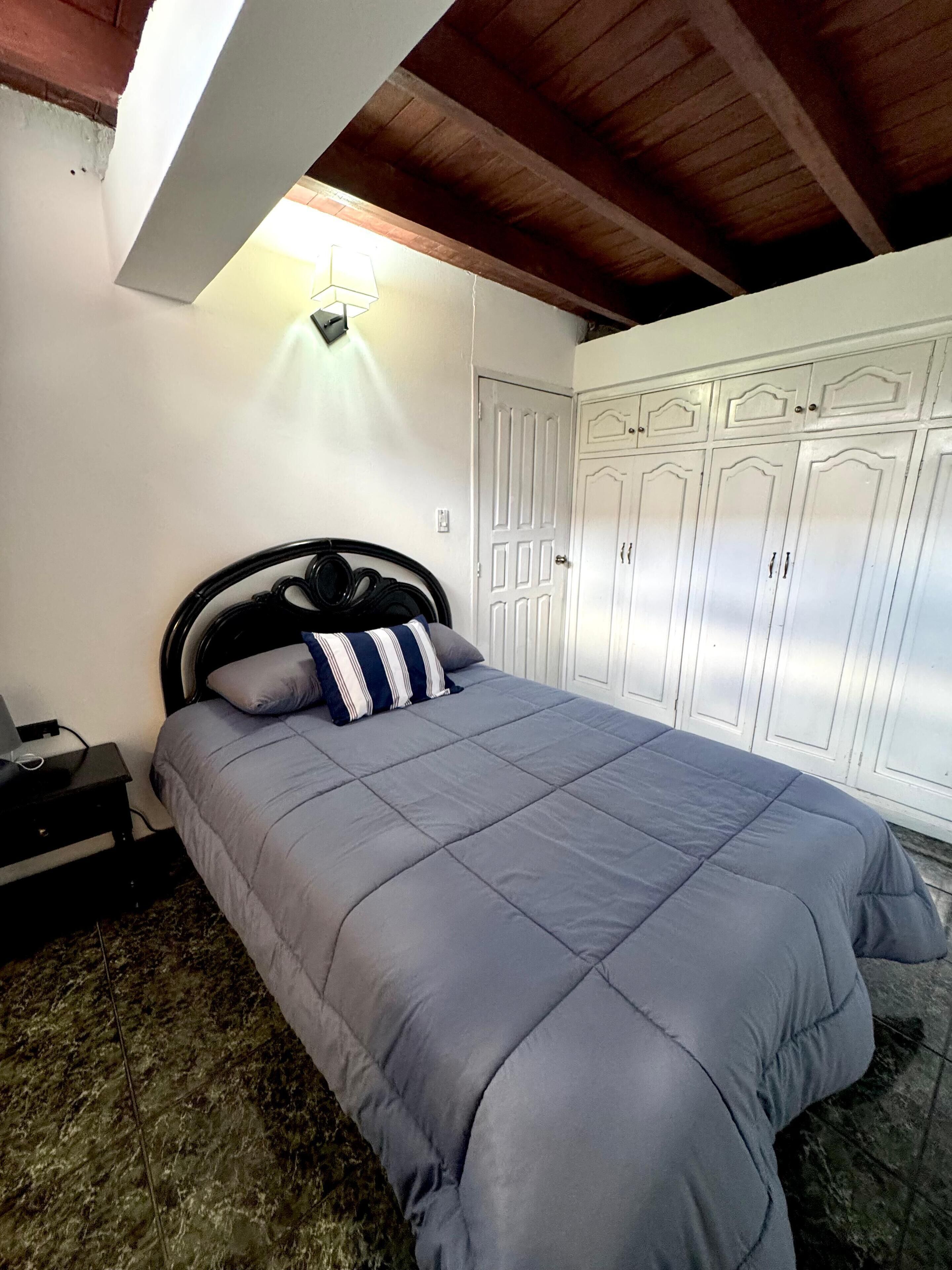 3 slaapkamers, een strijkplank/strijkijzer, gratis wifi, beddengoed