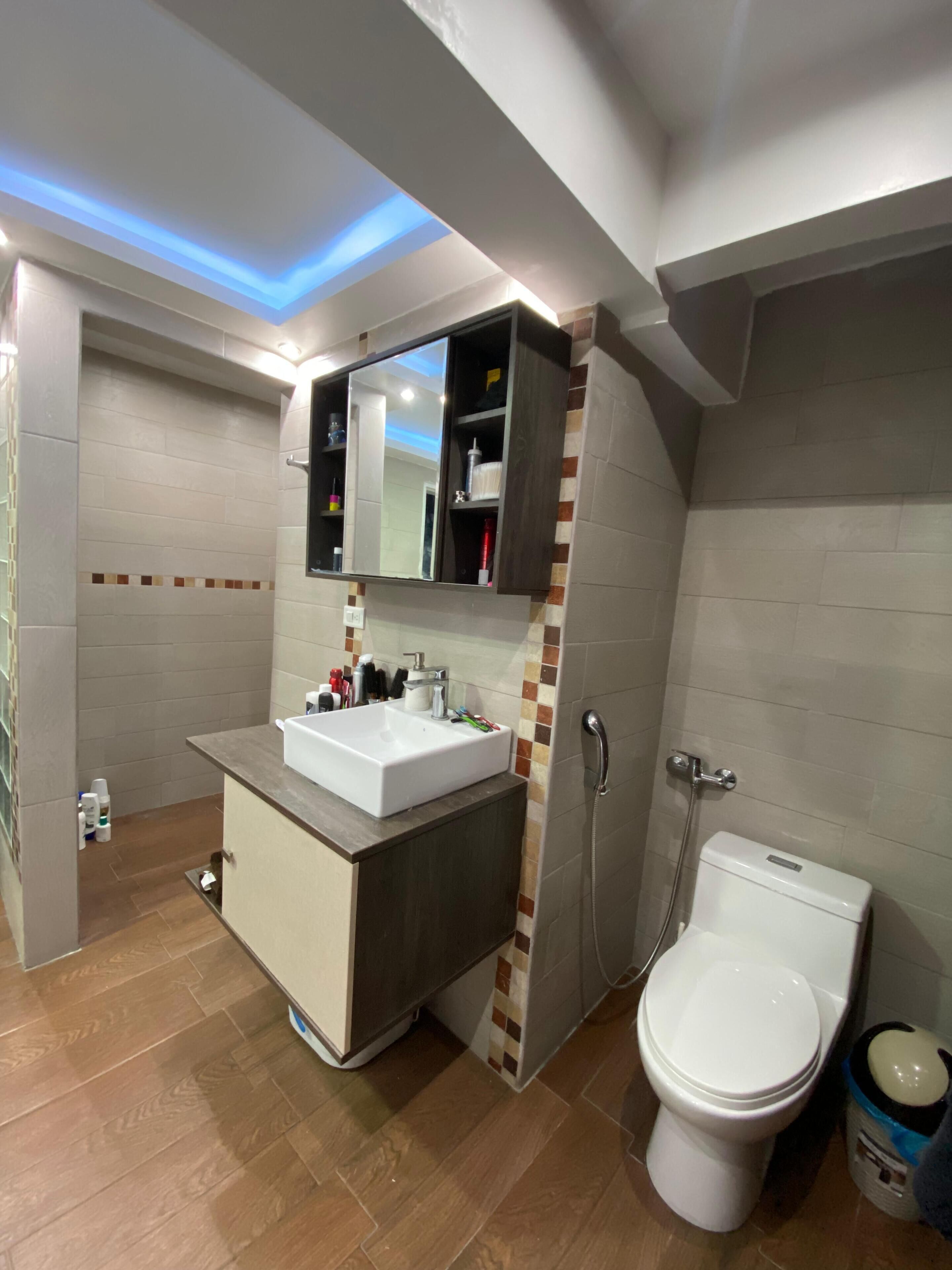 Jetted tub, hair dryer, bidet, towels