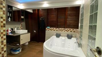 Tina de hidromasaje, secadora de cabello, bidet, toallas