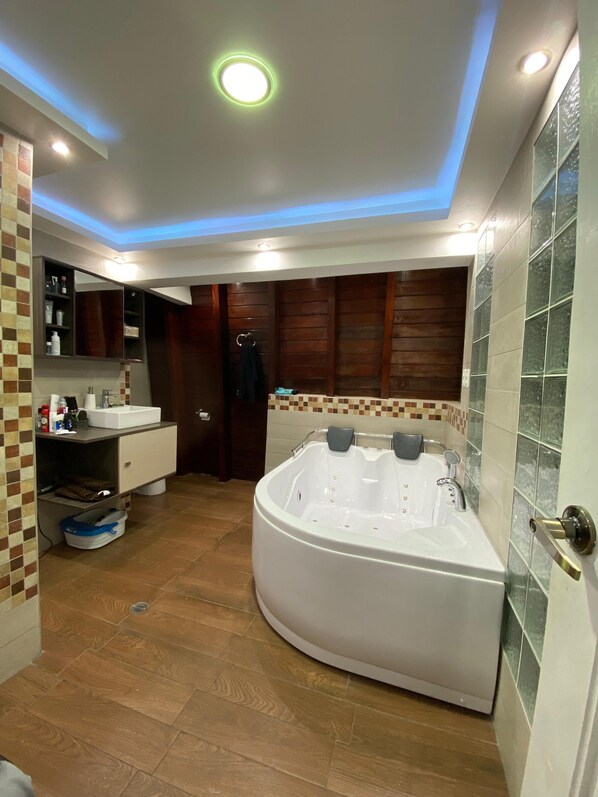 Banyera d'hidromassatge, assecador de cabells, bidet i tovalloles 