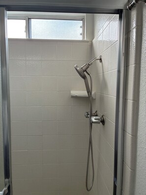 Shower, hair dryer, towels, soap - Little Palace in Turlock. 3 bdrm, 2 bath. Steps from Stanislaus Univ. & Hospital (Turlock)