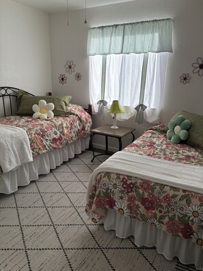 3 bedrooms, desk, iron/ironing board, free WiFi - Little Palace in Turlock. 3 bdrm, 2 bath. Steps from Stanislaus Univ. & Hospital (Turlock)