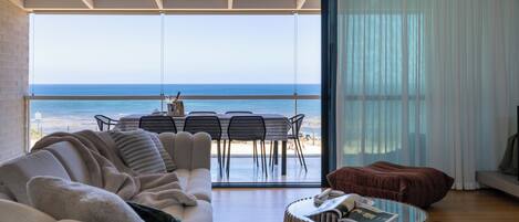 Smart TV, fireplace, books, music library