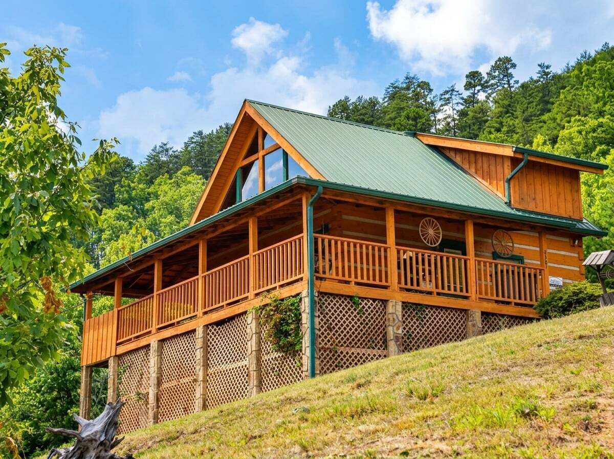Une cabane en bois avec un toit vert, un balcon et une roue à la fenêtre.