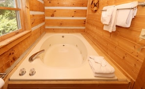Shower, jetted bath, towels - A Walk in the Clouds Amazing Views/Pool Table/Hot Tub (Sevierville)