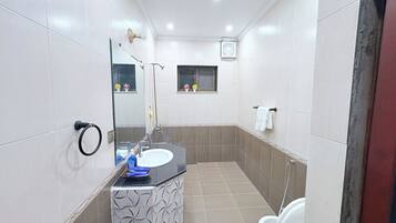 Dusche, Bidet, Handtücher, Seife