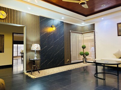 “Spacious King Rooms Prime DHA Location Perfect for Business & Family Stays