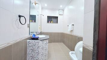 Dusche, Bidet, Handtücher, Seife