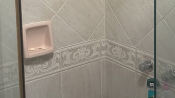 Haartrockner, Handtücher, Toilettenpapier