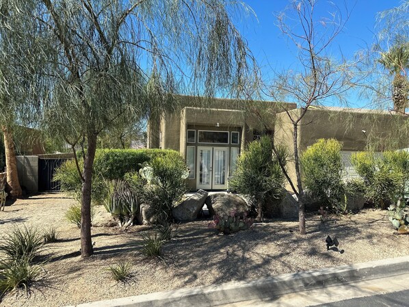 Exterior - The Outlaw Hideaway (Desert Hot Springs)