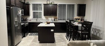Bright & Modern 3BR Home W/ Garage