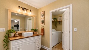 مناشف، صابون، ورق حمّام