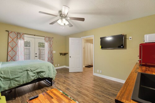 Convenience in Central Pensacola, Pet Friendly!