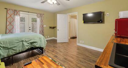 Convenience in Central Pensacola, Pet Friendly!