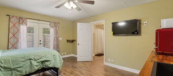Convenience in Central Pensacola, Pet Friendly!