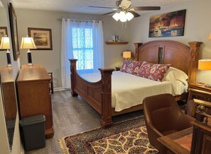 3 bedrooms, desk, iron/ironing board, free WiFi