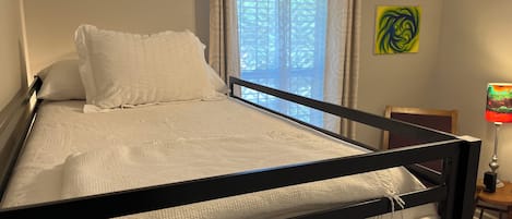 3 bedrooms, desk, iron/ironing board, free WiFi