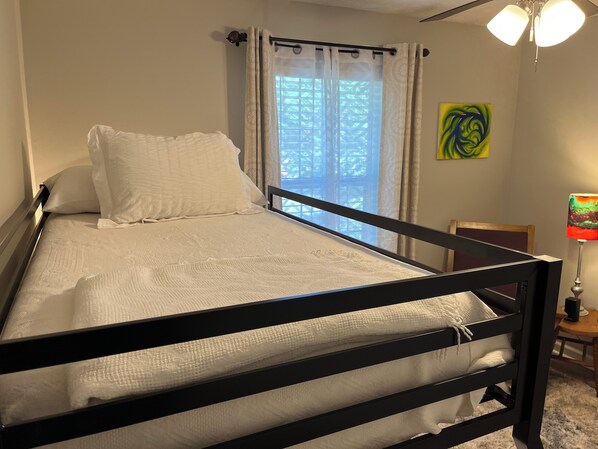 3 bedrooms, desk, iron/ironing board, free WiFi