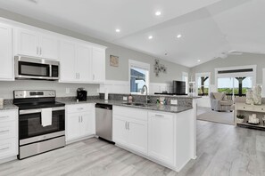 Kylskåp, mikrovågsugn, ugn och spishäll