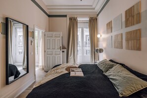 3 habitaciones, tabla de planchar con plancha, wifi y ropa de cama 