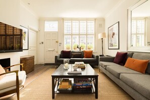 TV - Cobbled Charm 3 Bedroom House (London)