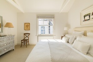 3 habitaciones, tabla de planchar con plancha, wifi y ropa de cama