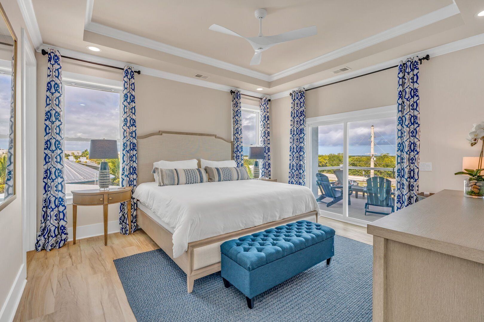 5 makuuhuonetta, työpöytä, ilmainen Wi-Fi, vuodevaatteet