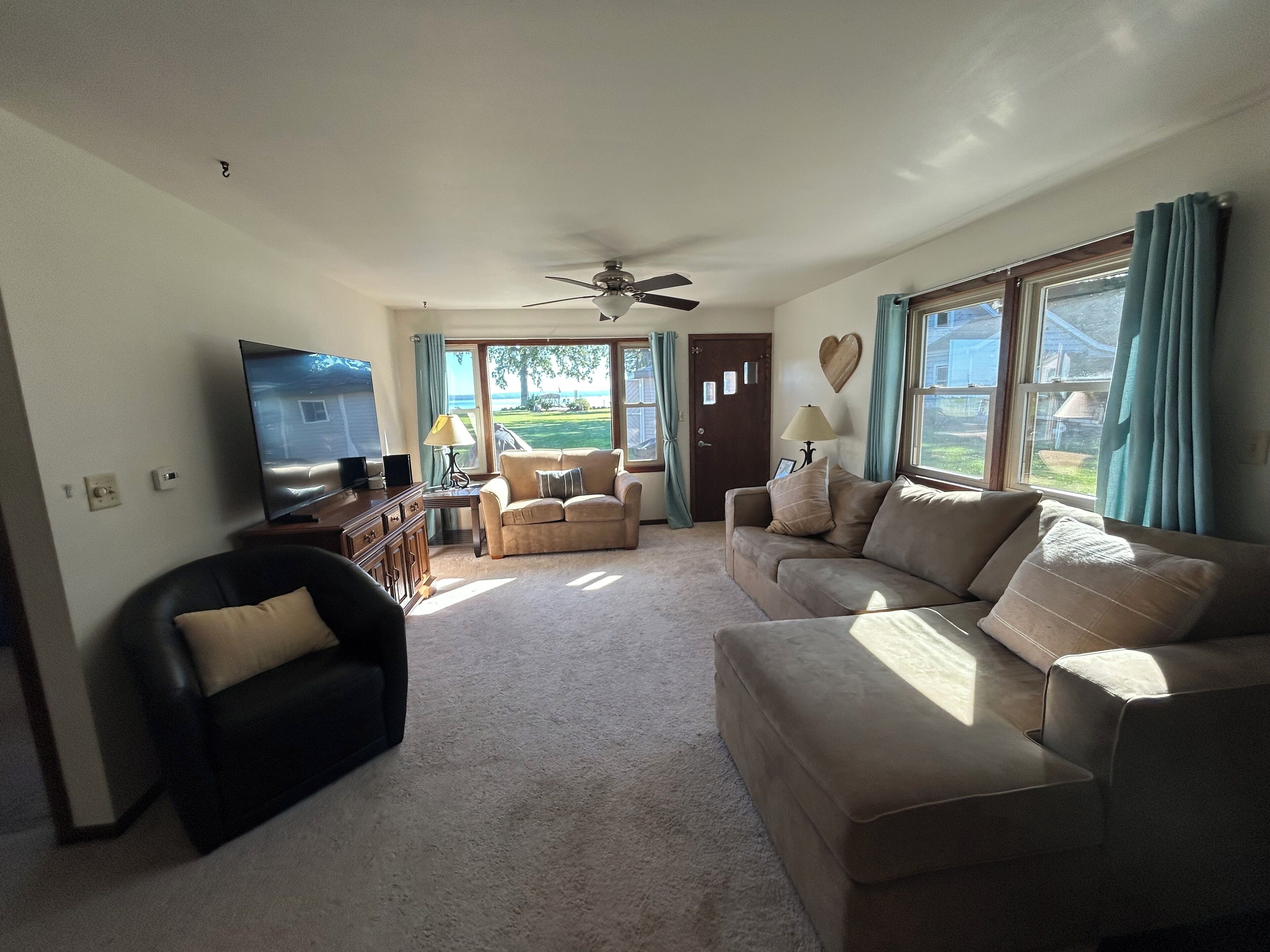 Televisión y chimenea 