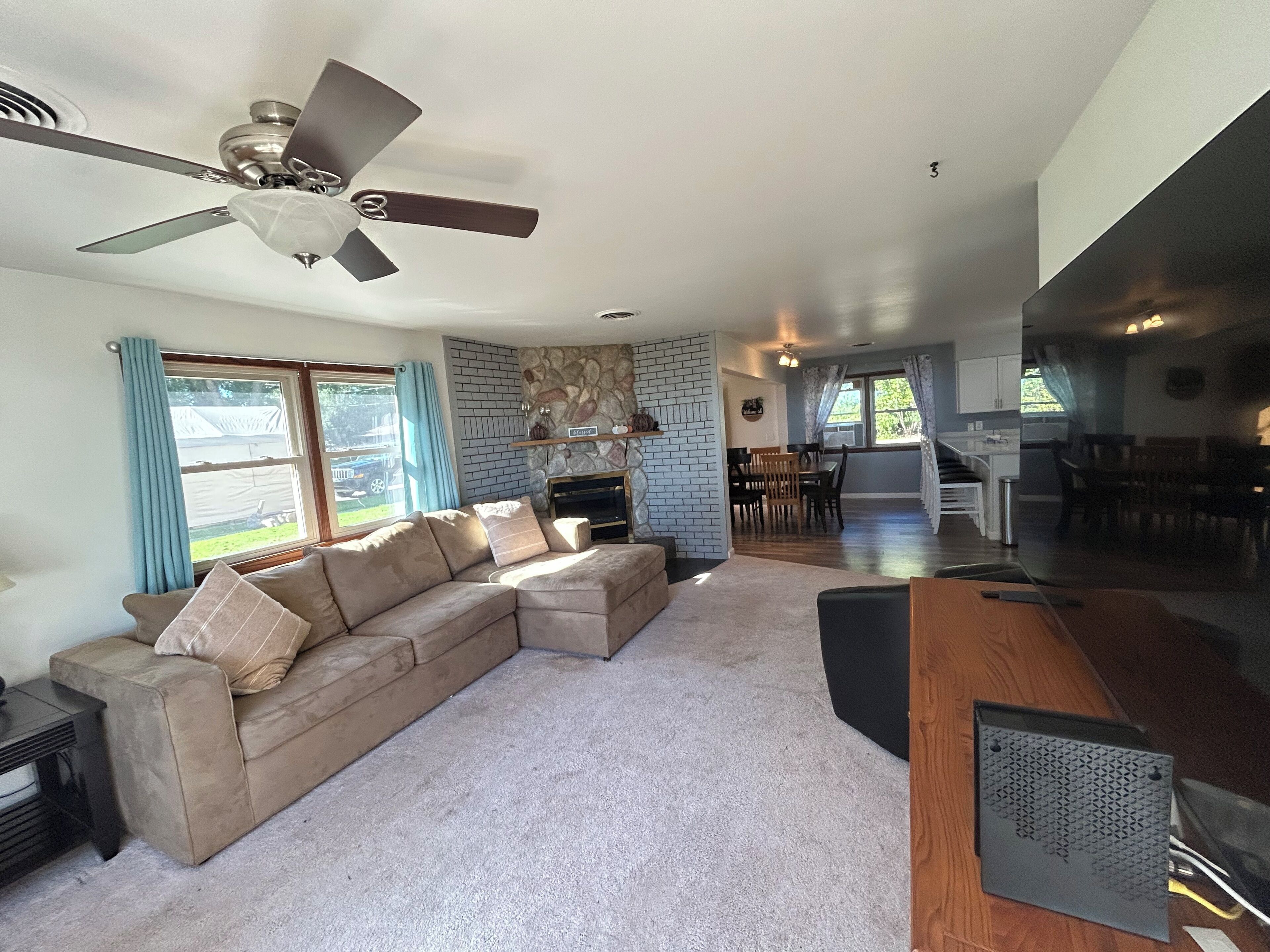 Televisión y chimenea 