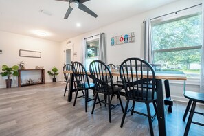 Dining - Spacious 4-bedroom house in Fort Walton Beach with lots of parking. (Fort Walton Beach)